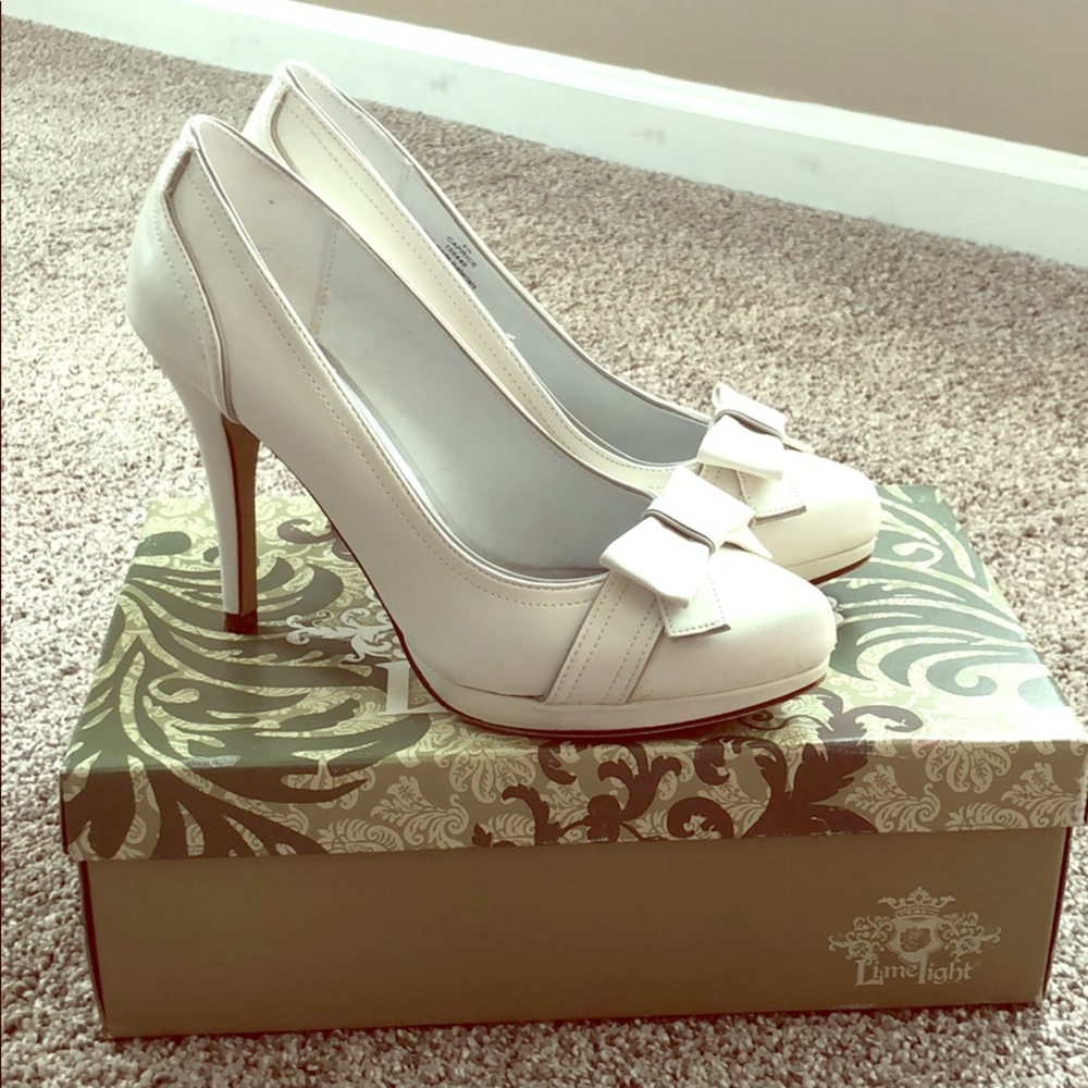 White pumps with bow-ties